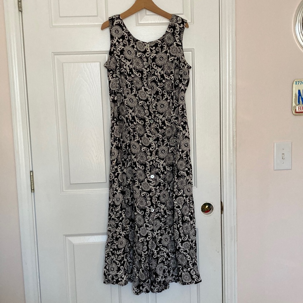Women’s black and white sleeveless dress